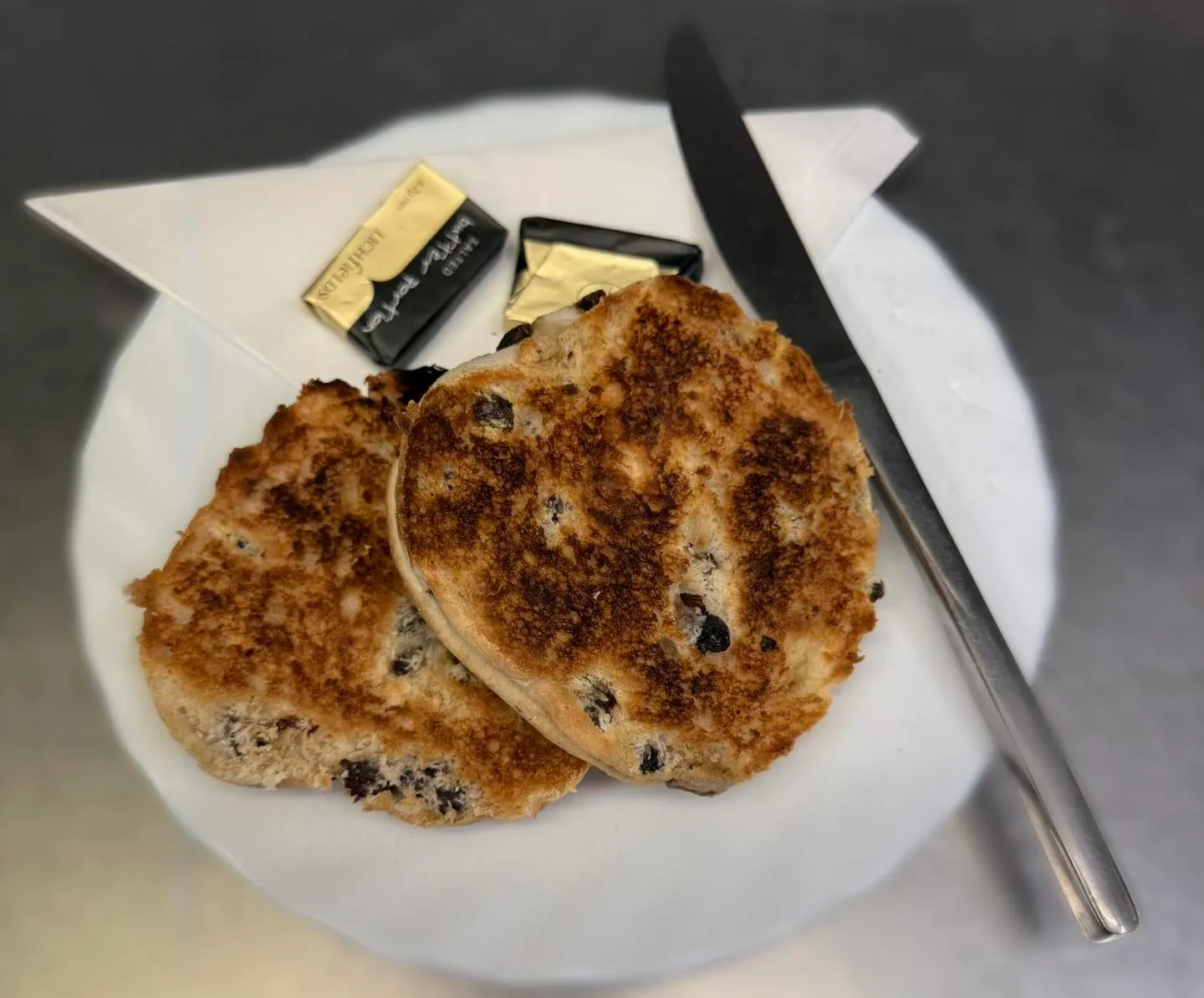 Toasted fruit teacakes with butter portions